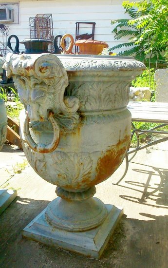 Planter with lion head - Click Image to Close
